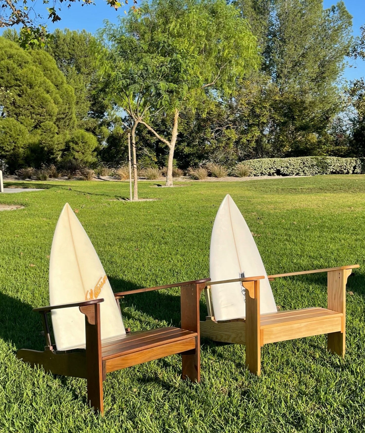 Single Surfboard-Backed Chair. WHITE FIN