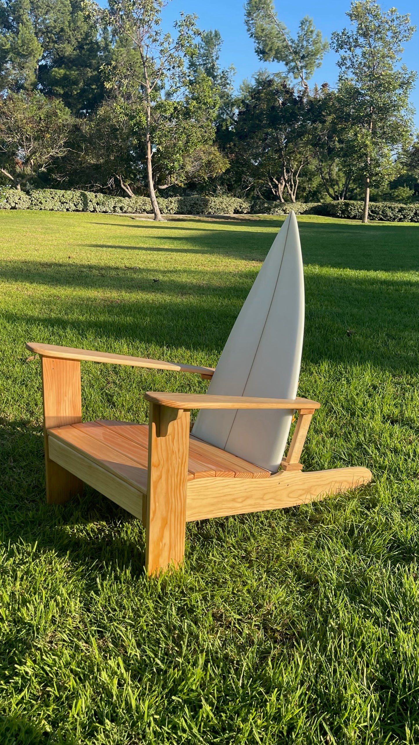 Single Surfboard-Backed Chair. WHITE FIN